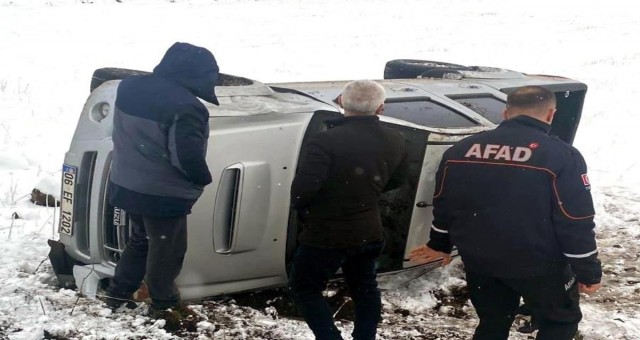 Ardahan'da direksiyon hakimiyetini kaybeden kamyonet devrildi