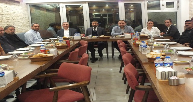 Ak Parti Milletvekilleri Gazeteciler ile yemekte bir araya geldi.
