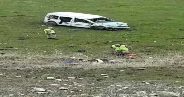 Ardahan'da minibüsün devrilmesi sonucu 1 kişi öldü, 2 kişi yaralandı.