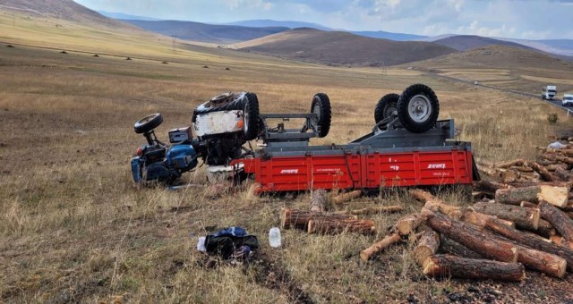 Ardahan'da devrilen traktör sürücüsü hayatını kaybetti.