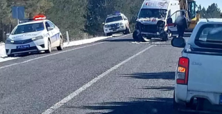 Ambulans Ağaçlara Çarptı: 3 Yaralı